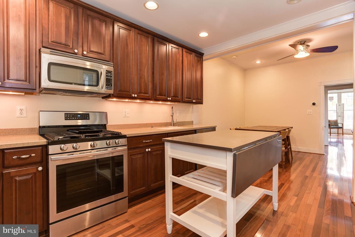 Photo 15 of 38 of 106 W Ostend St townhome