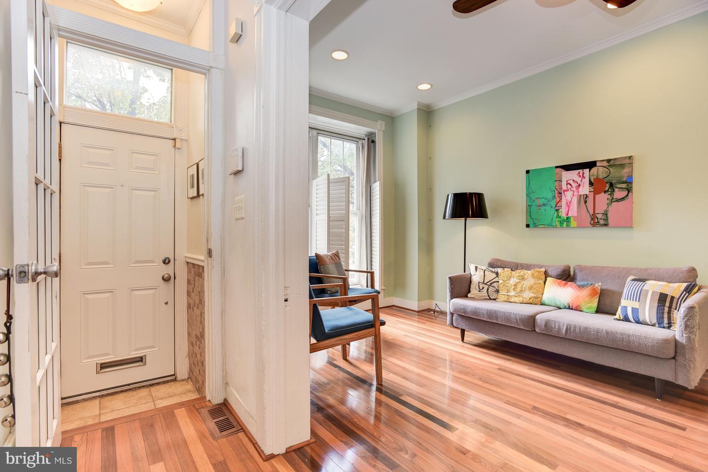 Photo 8 of 38 of 106 W Ostend St townhome