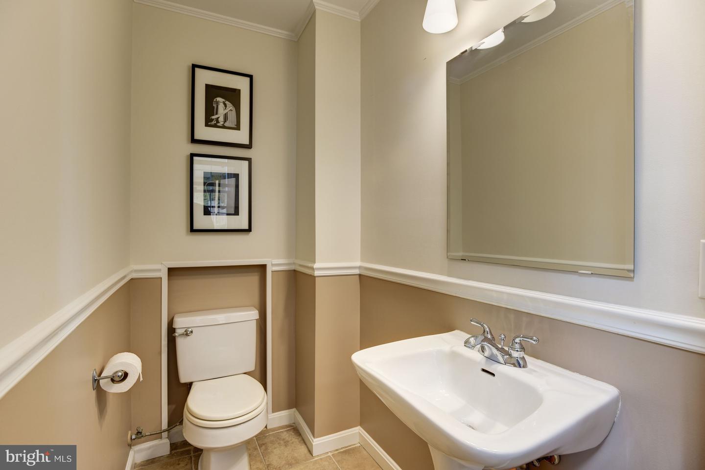Photo 17 of 38 of 106 W Ostend St townhome