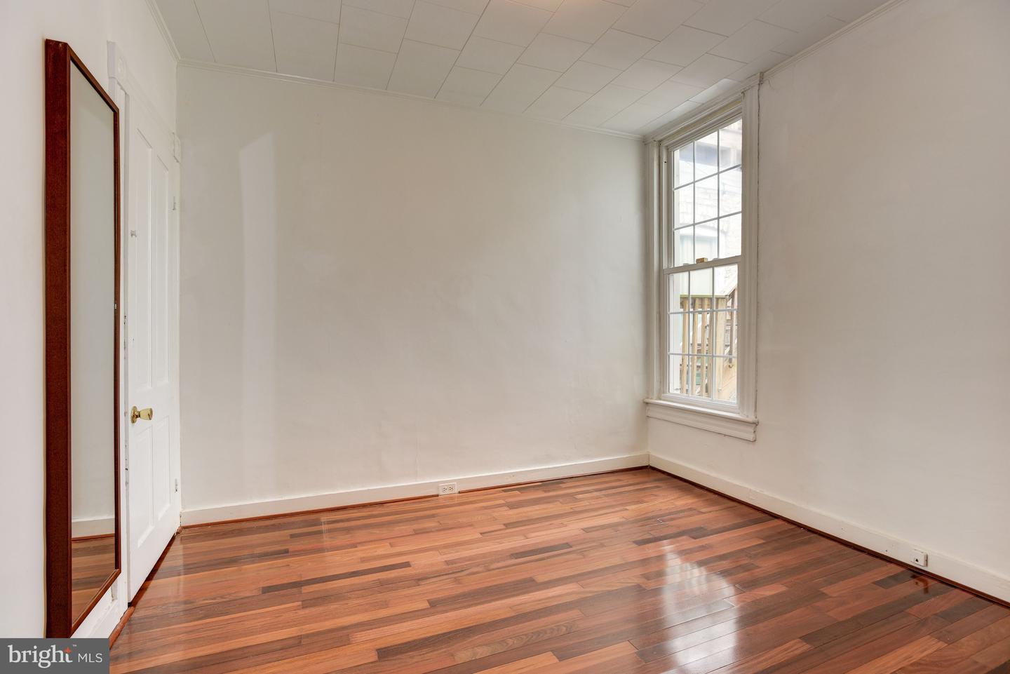 Photo 22 of 38 of 106 W Ostend St townhome