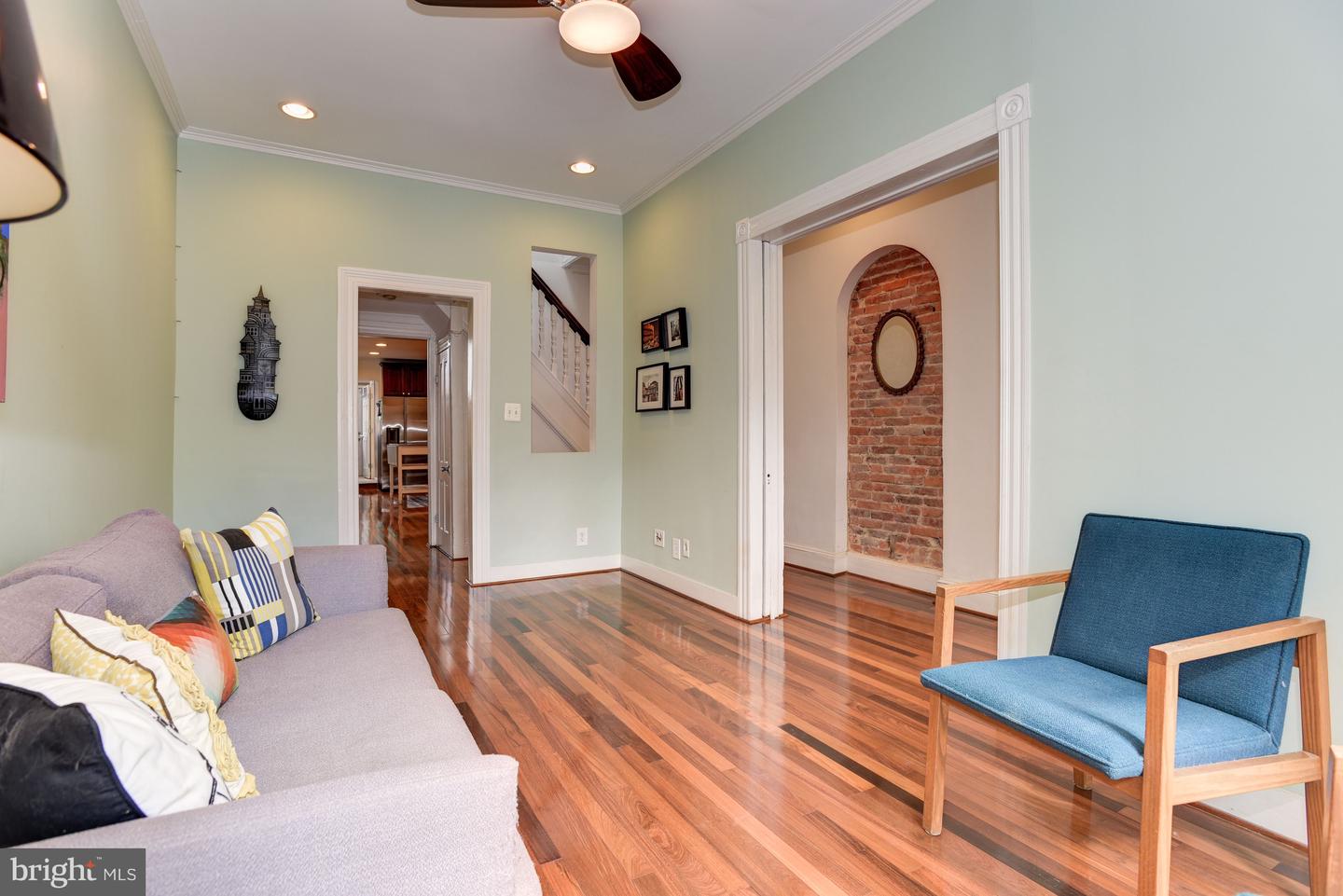 Photo 11 of 38 of 106 W Ostend St townhome