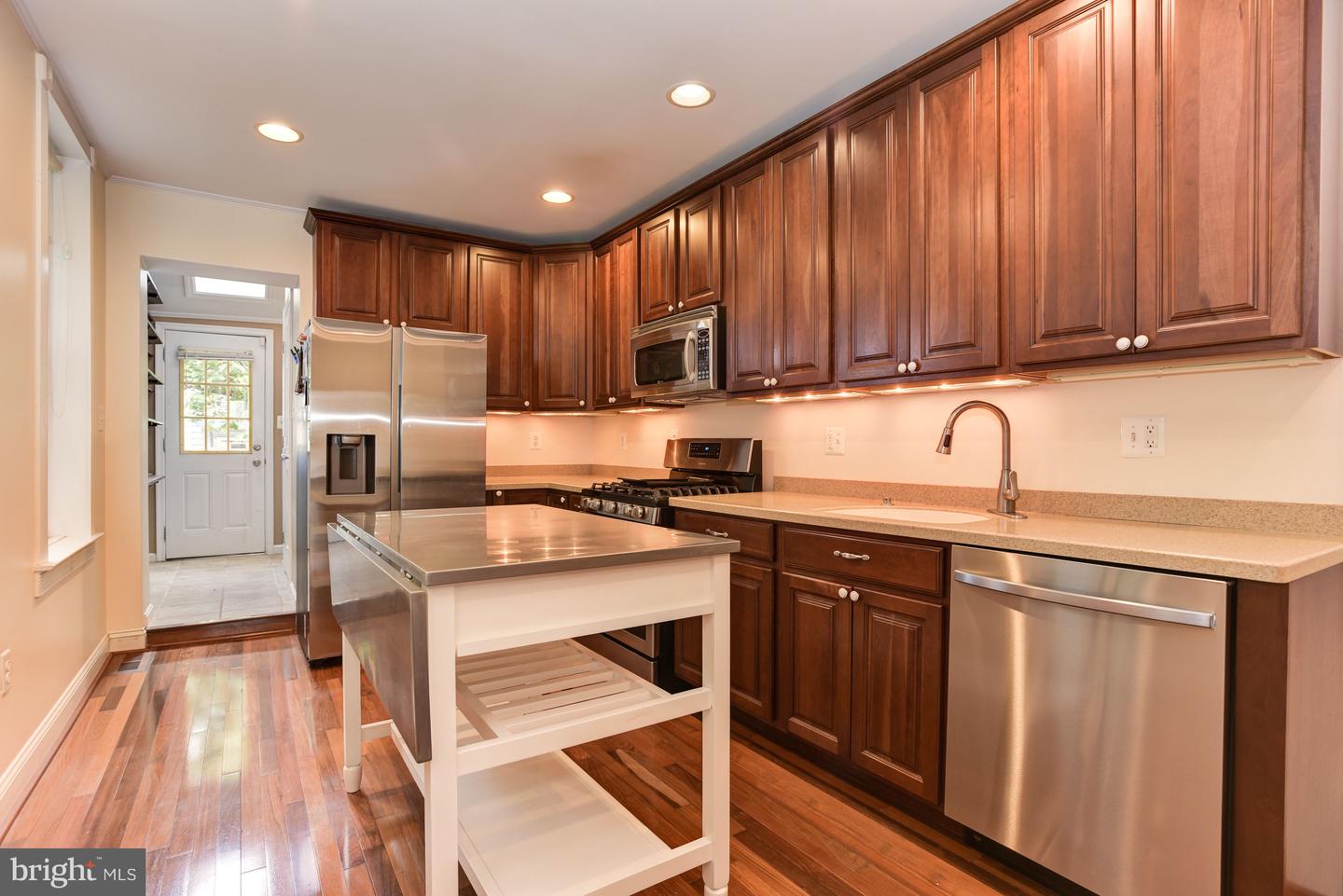 Photo 4 of 38 of 106 W Ostend St townhome