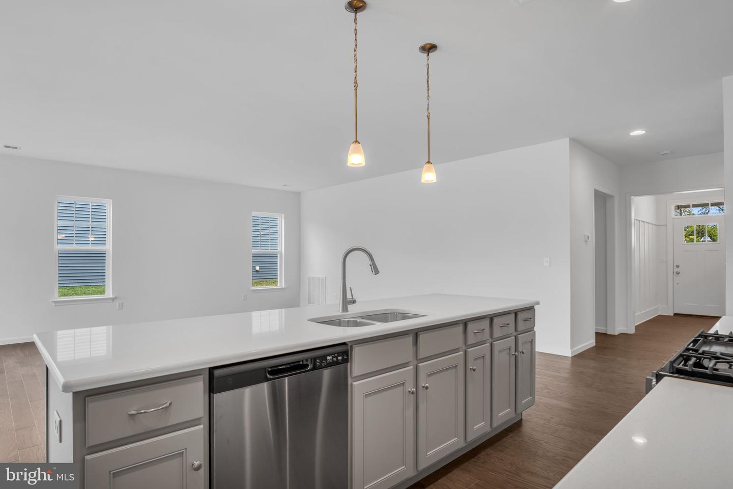 Photo 5 of 19 of 922 Shadowbrooke Dr multi-family property