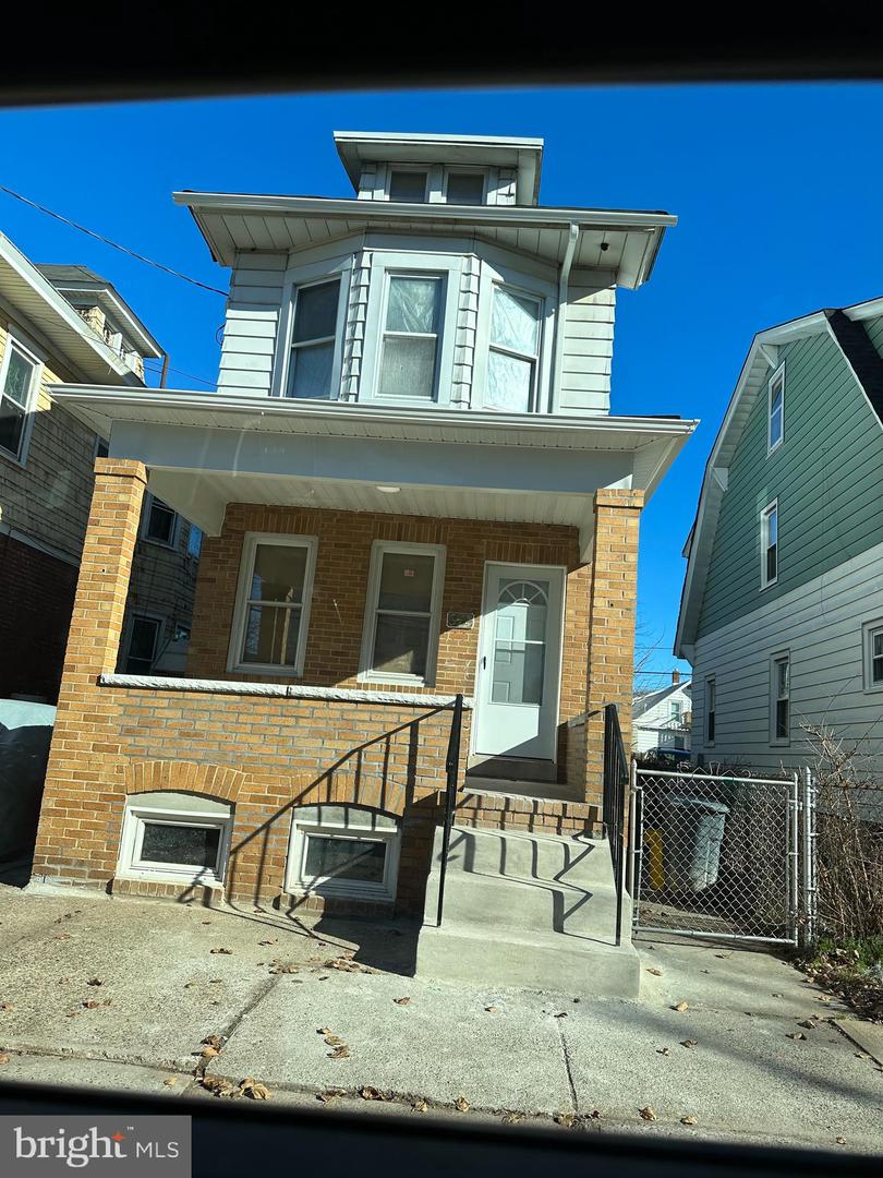 Photo 1 of 25 of 872 Revere Ave house