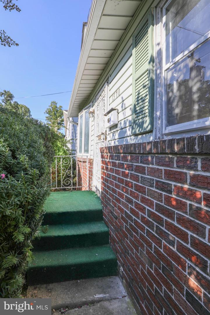 Photo 2 of 18 of 1570 Coolidge Ave house