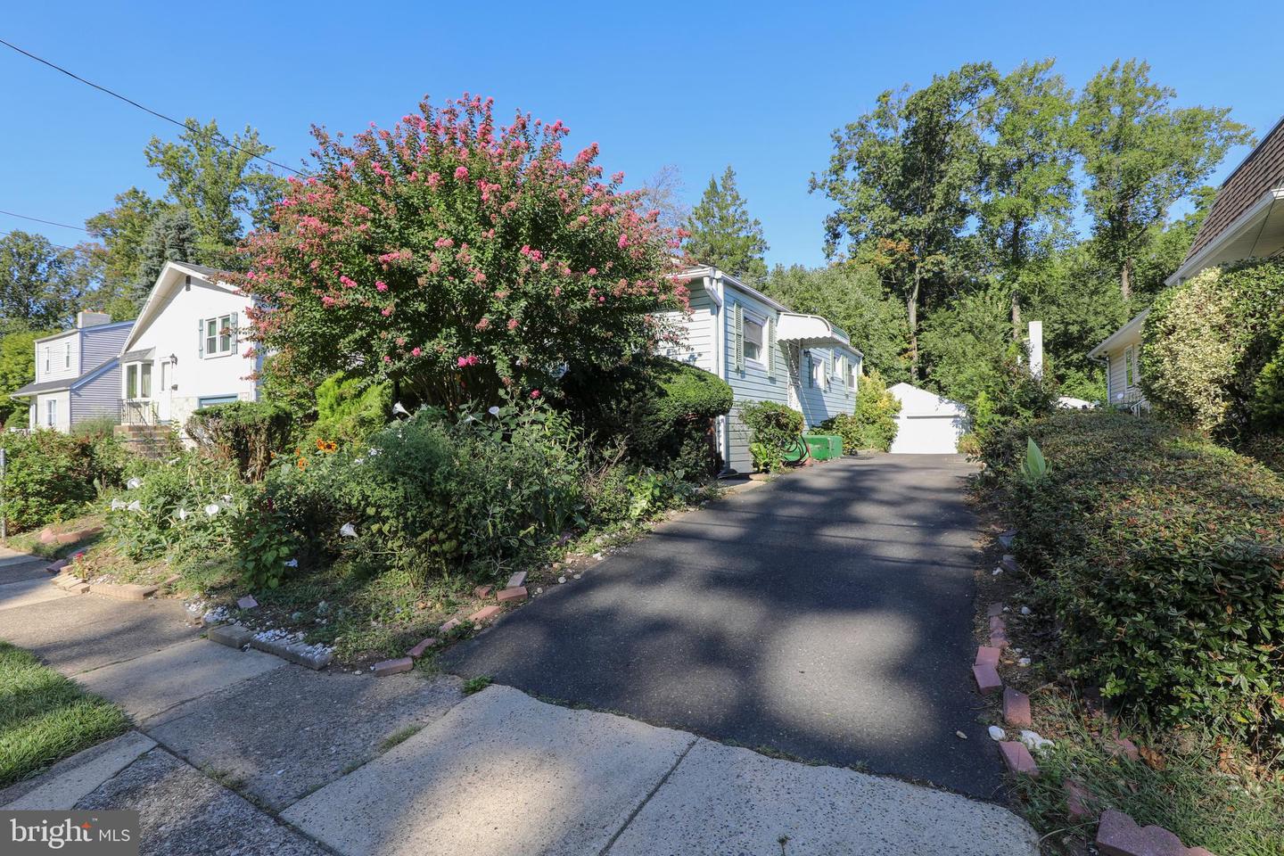 Photo 5 of 18 of 1570 Coolidge Ave house