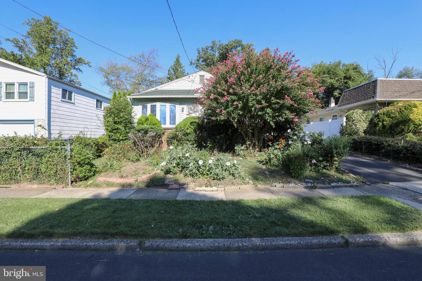 Photo 6 of 18 of 1570 Coolidge Ave house