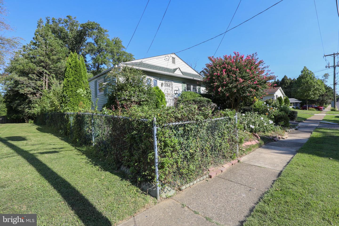 Photo 13 of 18 of 1570 Coolidge Ave house