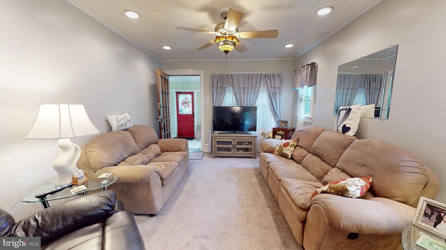 Photo 5 of 23 of 250 S Davis Ave house