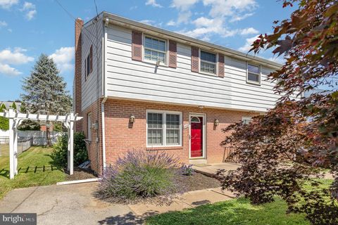 Duplex in Lancaster PA 1327 Wabank ROAD 1.jpg