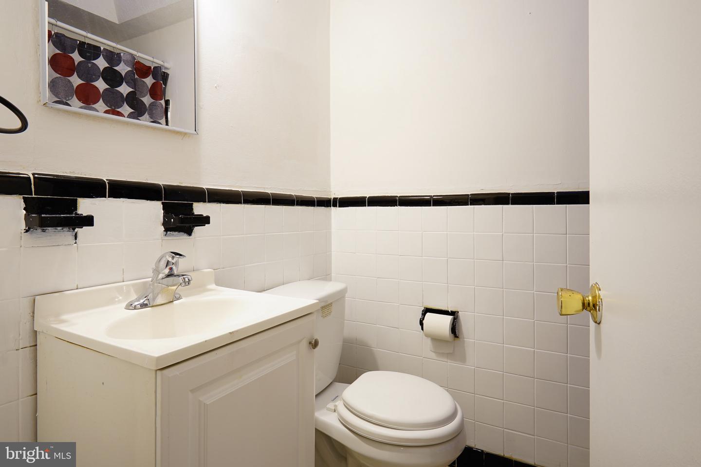 Photo 11 of 12 of 223 W 22nd St townhome