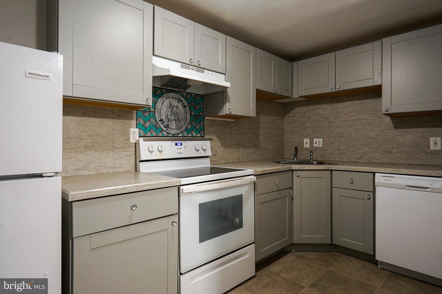 Photo 4 of 12 of 223 W 22nd St townhome