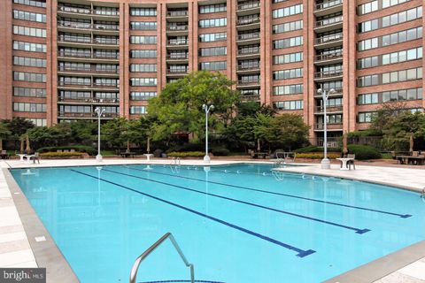 Condominium in Arlington VA 1805 Crystal DRIVE 31.jpg