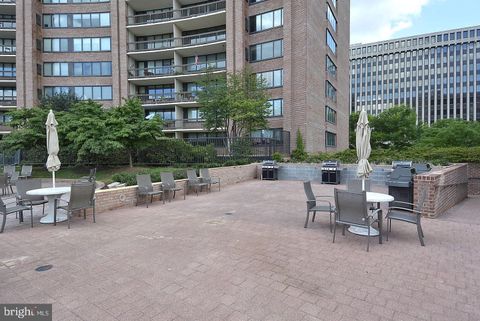 Condominium in Arlington VA 1805 Crystal DRIVE 29.jpg