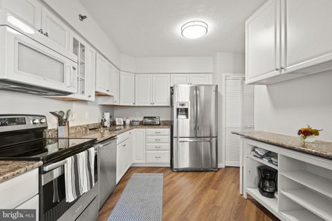 Condominium in Arlington VA 1805 Crystal DRIVE 7.jpg