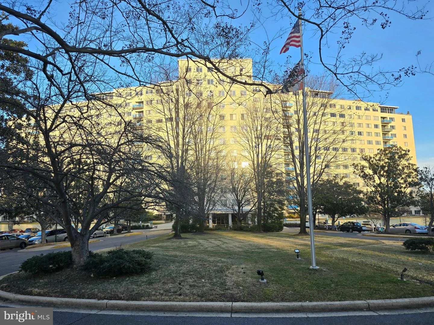 10201 Grosvenor Place Unit 527