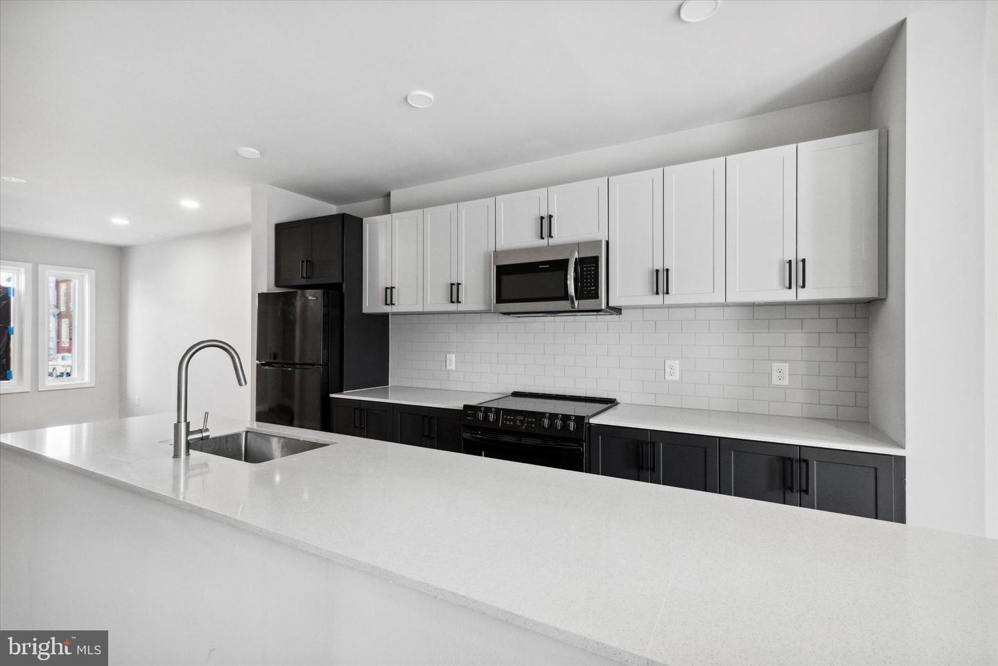 Photo 14 of 27 of 19 E Somerset St townhome
