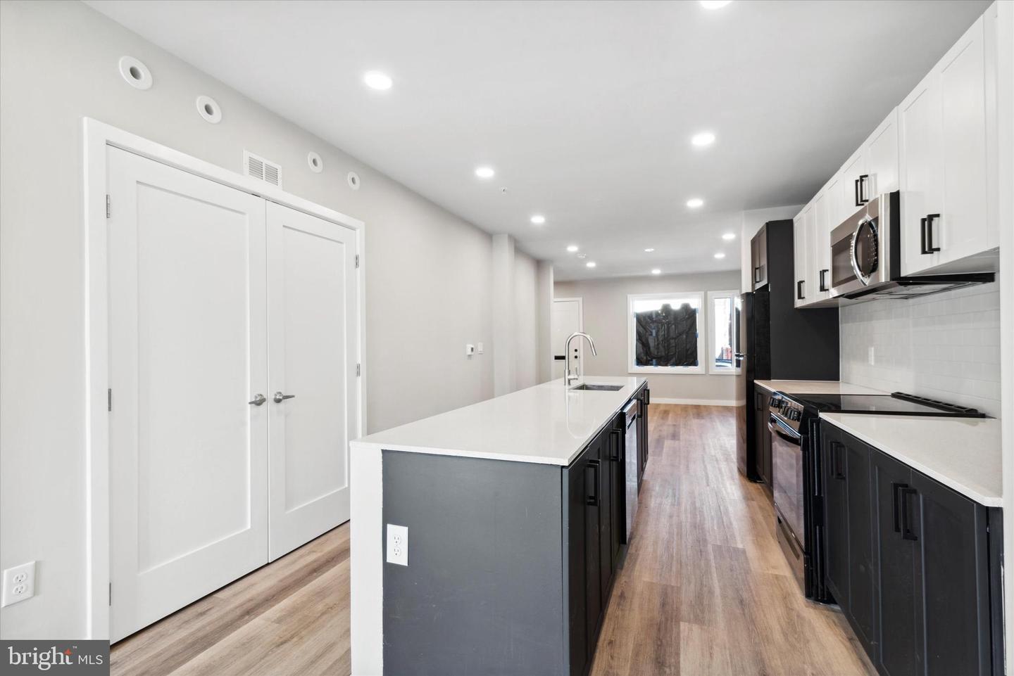 Photo 12 of 27 of 19 E Somerset St townhome