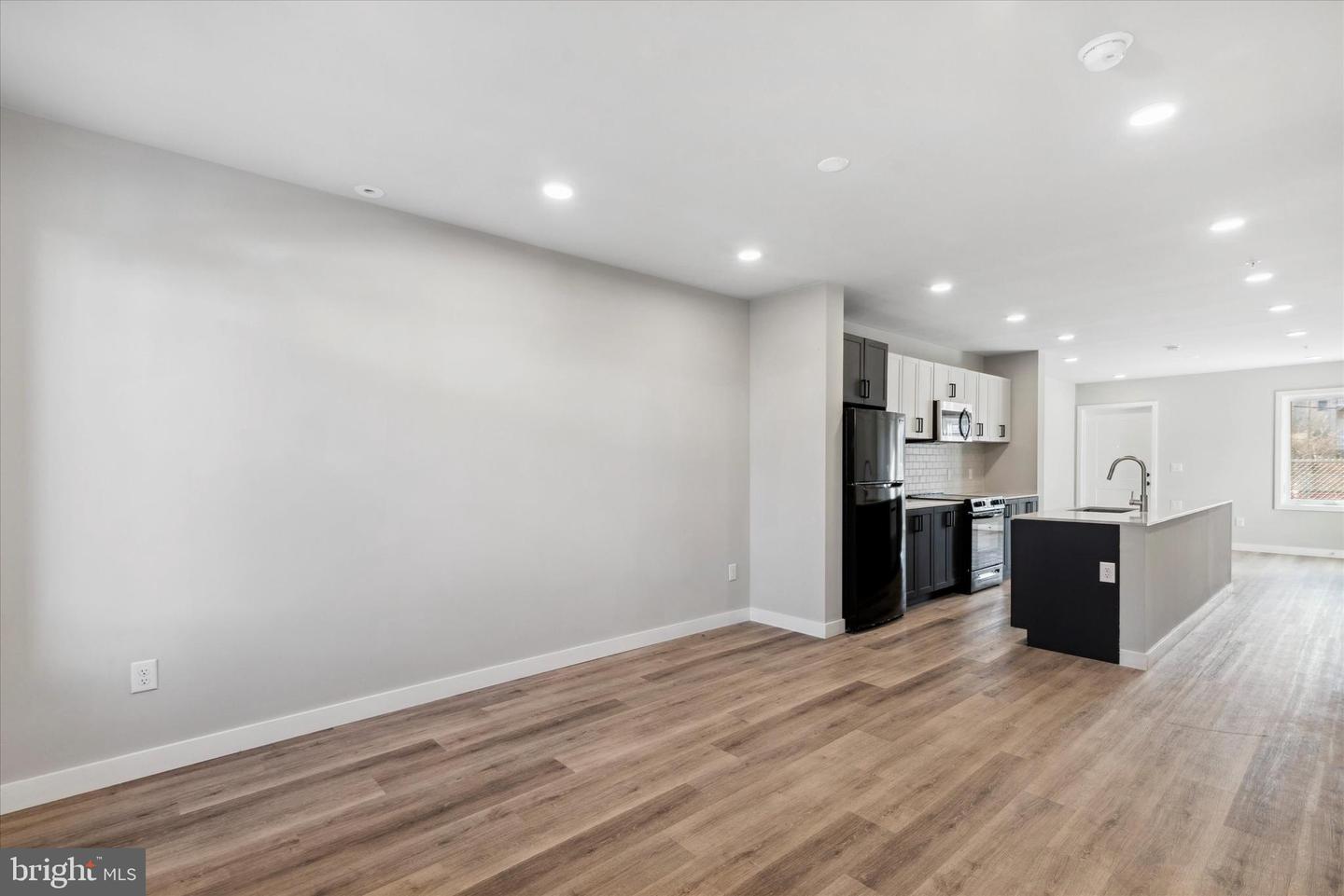 Photo 9 of 27 of 19 E Somerset St townhome
