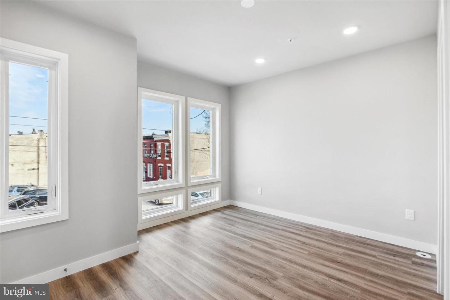 Photo 17 of 27 of 19 E Somerset St townhome