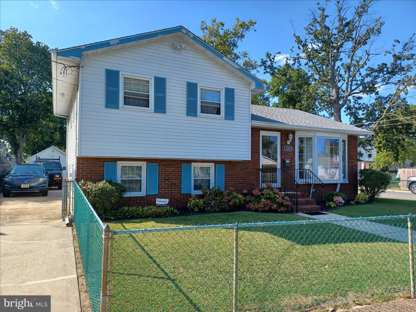 Photo 2 of 15 of 205 N Lincoln Ave house