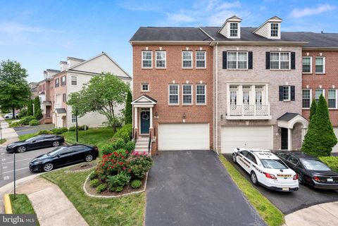 Townhouse in Fairfax VA 4622 Carisbrooke LANE.jpg