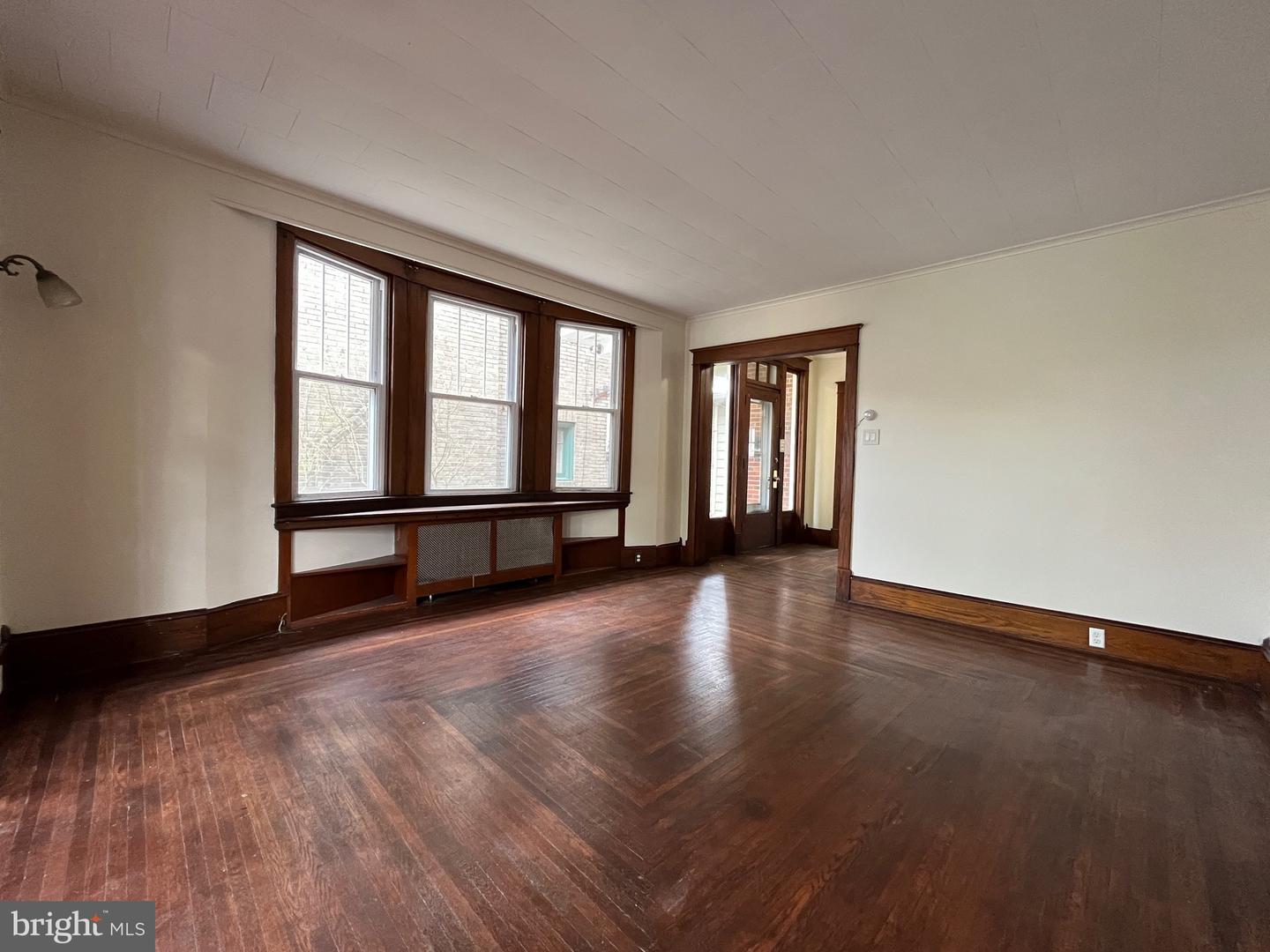 Photo 6 of 35 of 33 W Bertsch St multi-family property