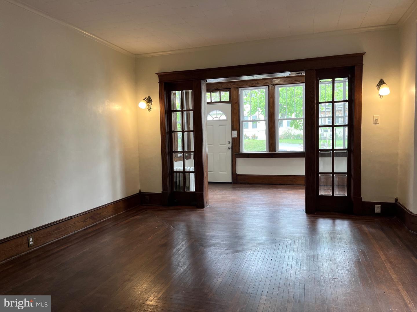 Photo 4 of 35 of 33 W Bertsch St multi-family property