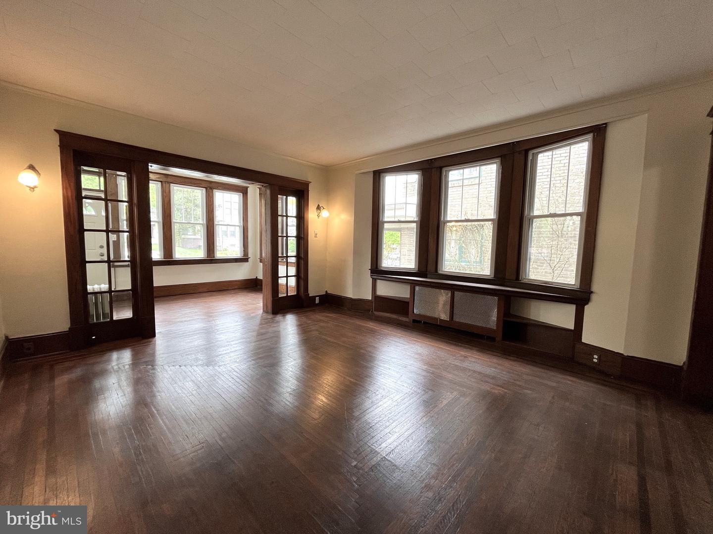 Photo 5 of 35 of 33 W Bertsch St multi-family property