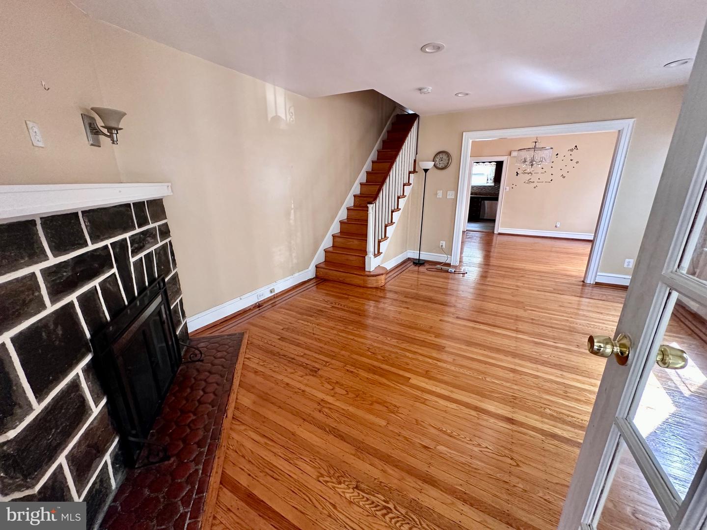 Photo 5 of 19 of 719 Collenbrook Ave multi-family property