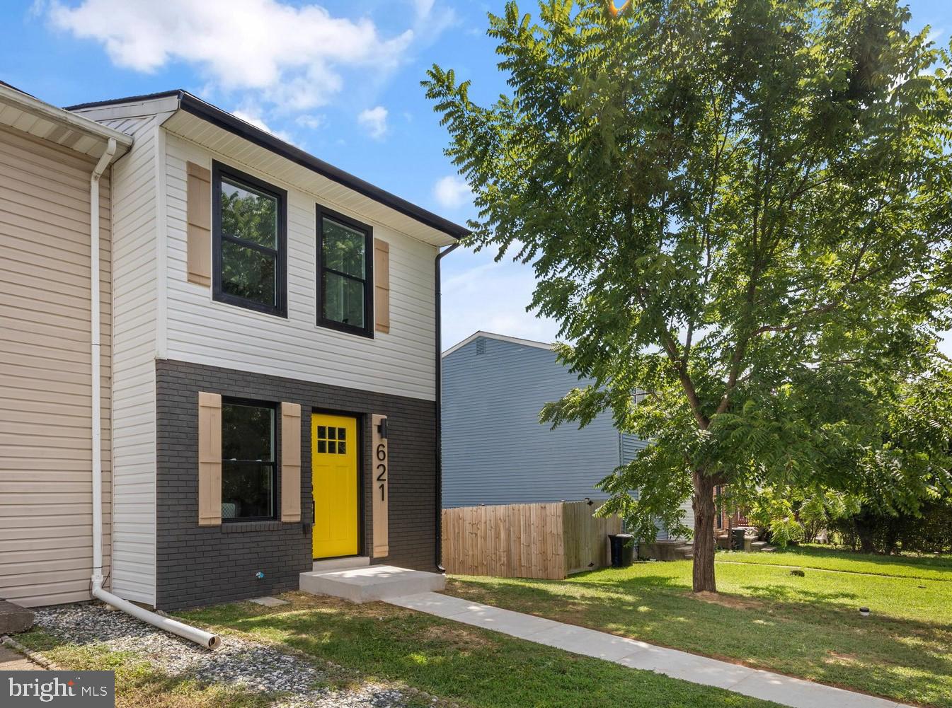 Photo 3 of 43 of 621 Glynock Pl townhome