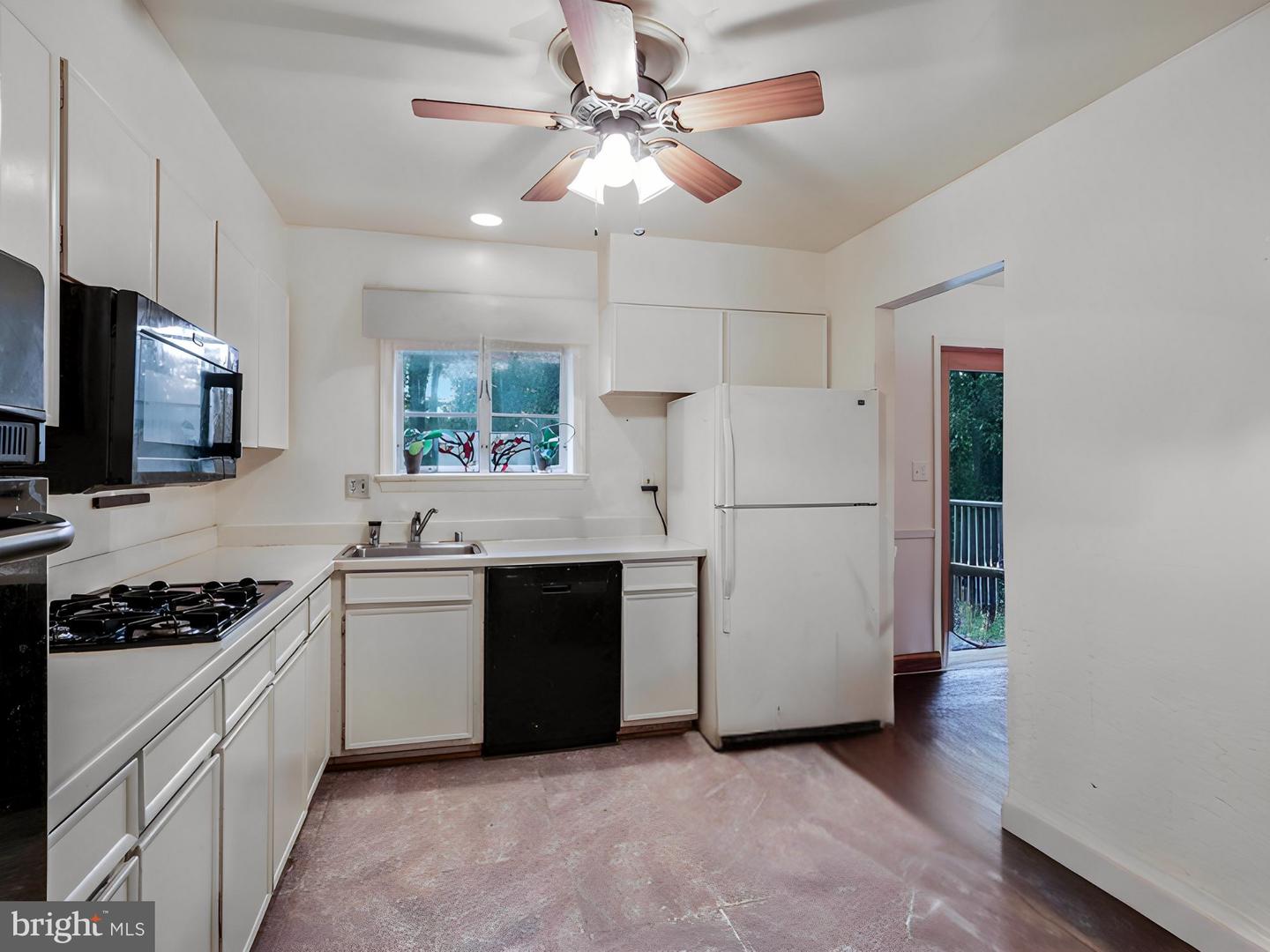 Photo 3 of 17 of 4401 Willow Woods Dr house