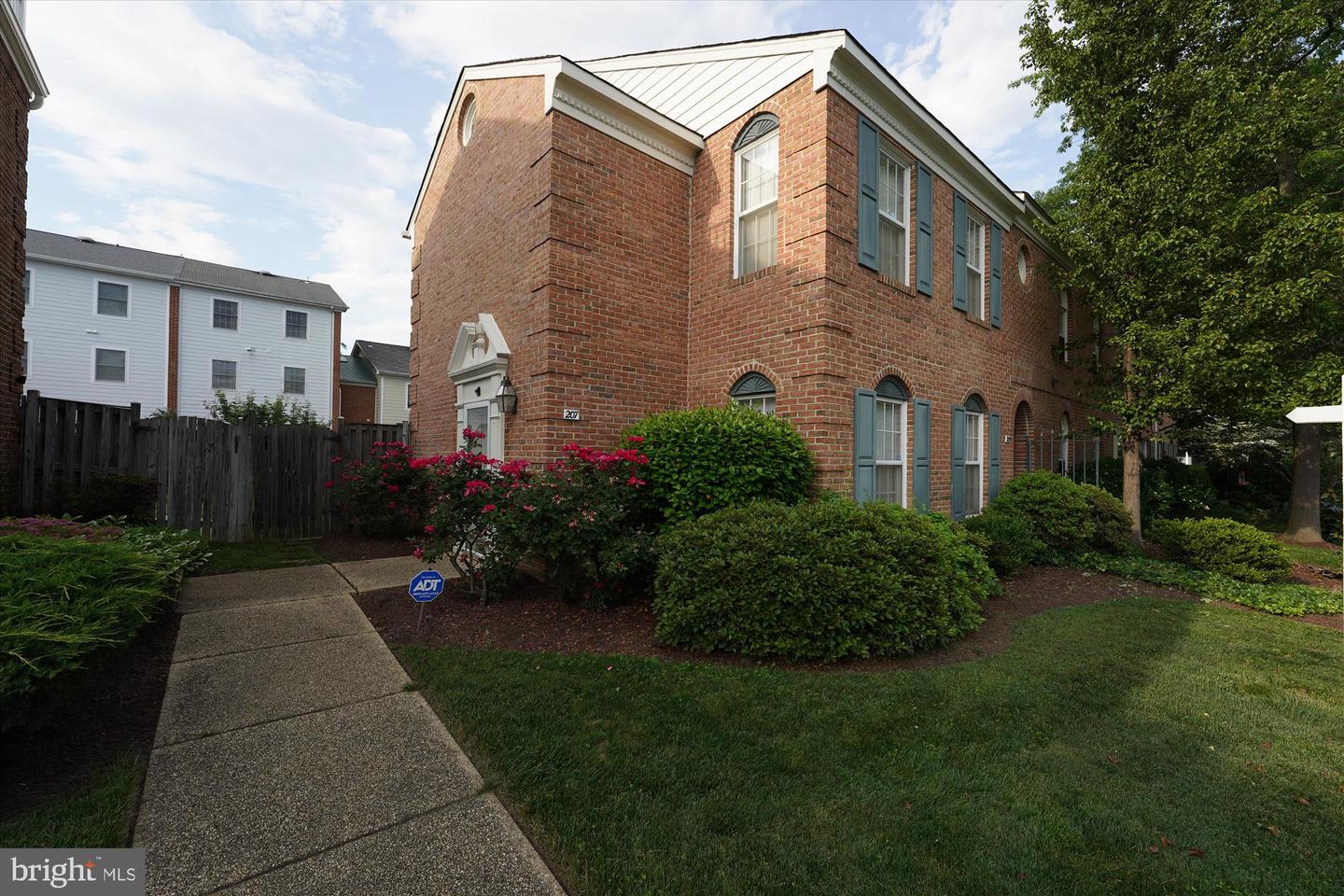 Photo 2 of 20 of 207 Heather Ct townhome