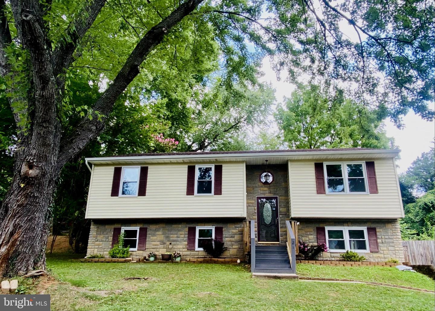 Photo 2 of 31 of 21 Fishback Ct house