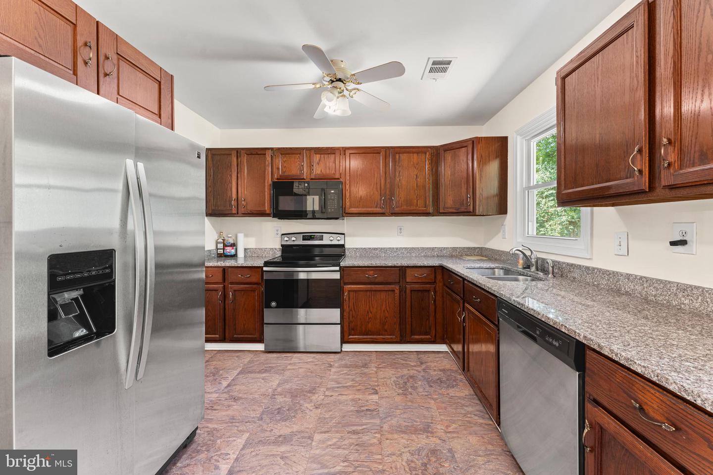 Photo 7 of 31 of 21 Fishback Ct house
