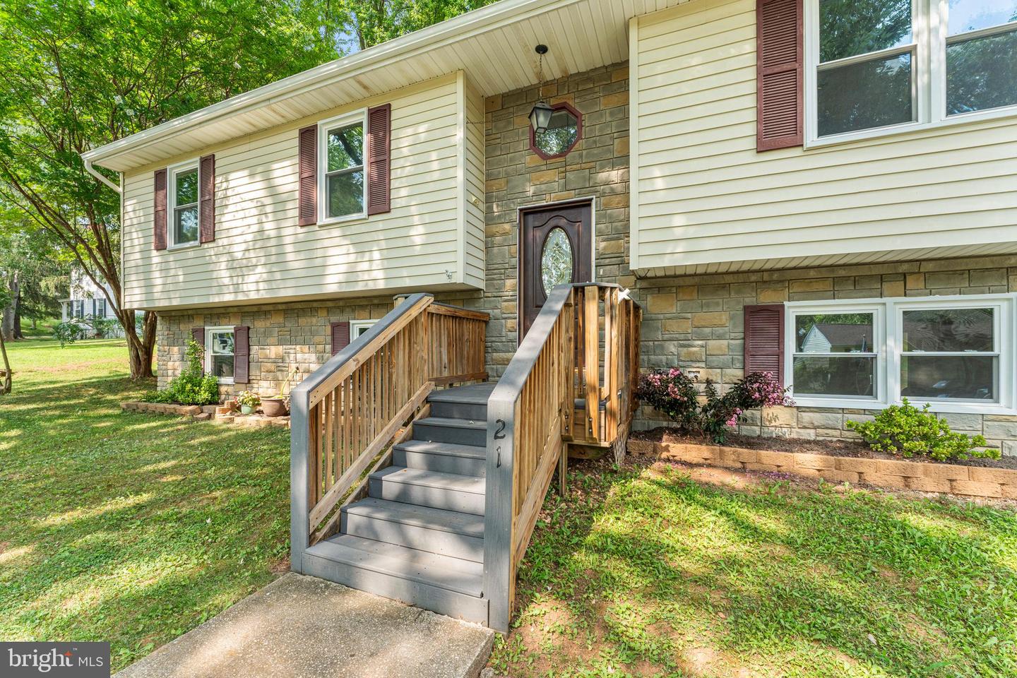 Photo 3 of 31 of 21 Fishback Ct house