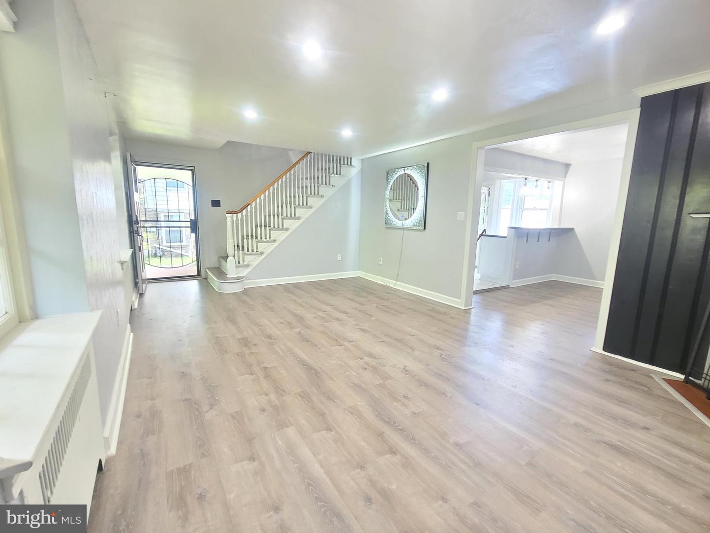 Photo 6 of 41 of 203 S Elmwood Ave house