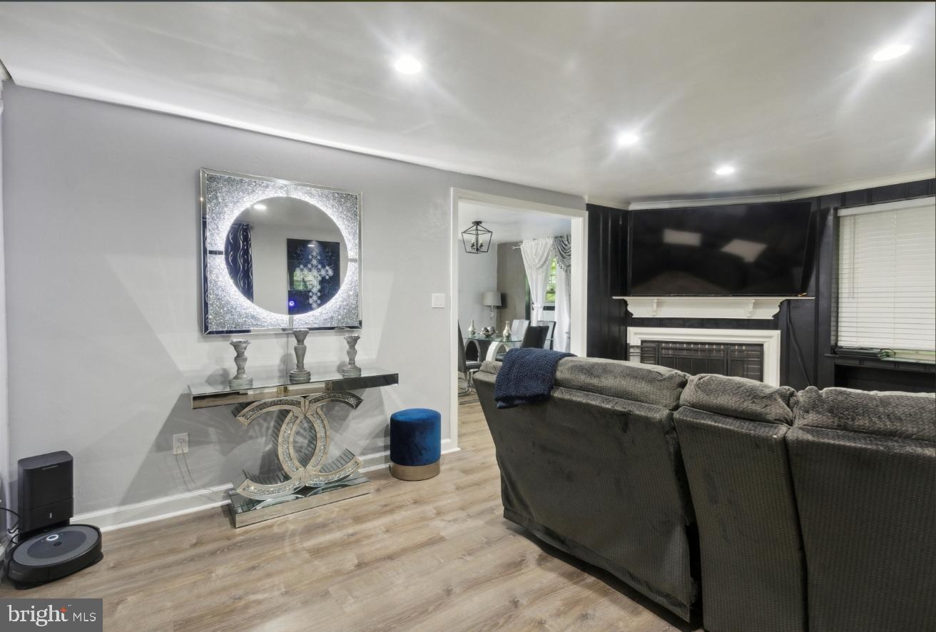 Photo 8 of 41 of 203 S Elmwood Ave house