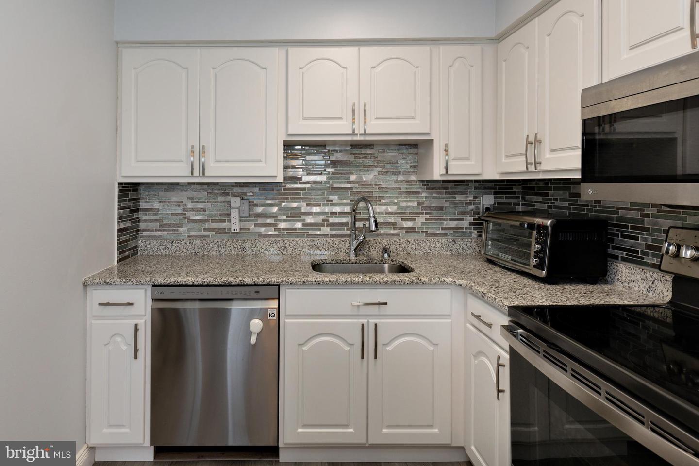 Photo 3 of 17 of 203 Poplar townhome