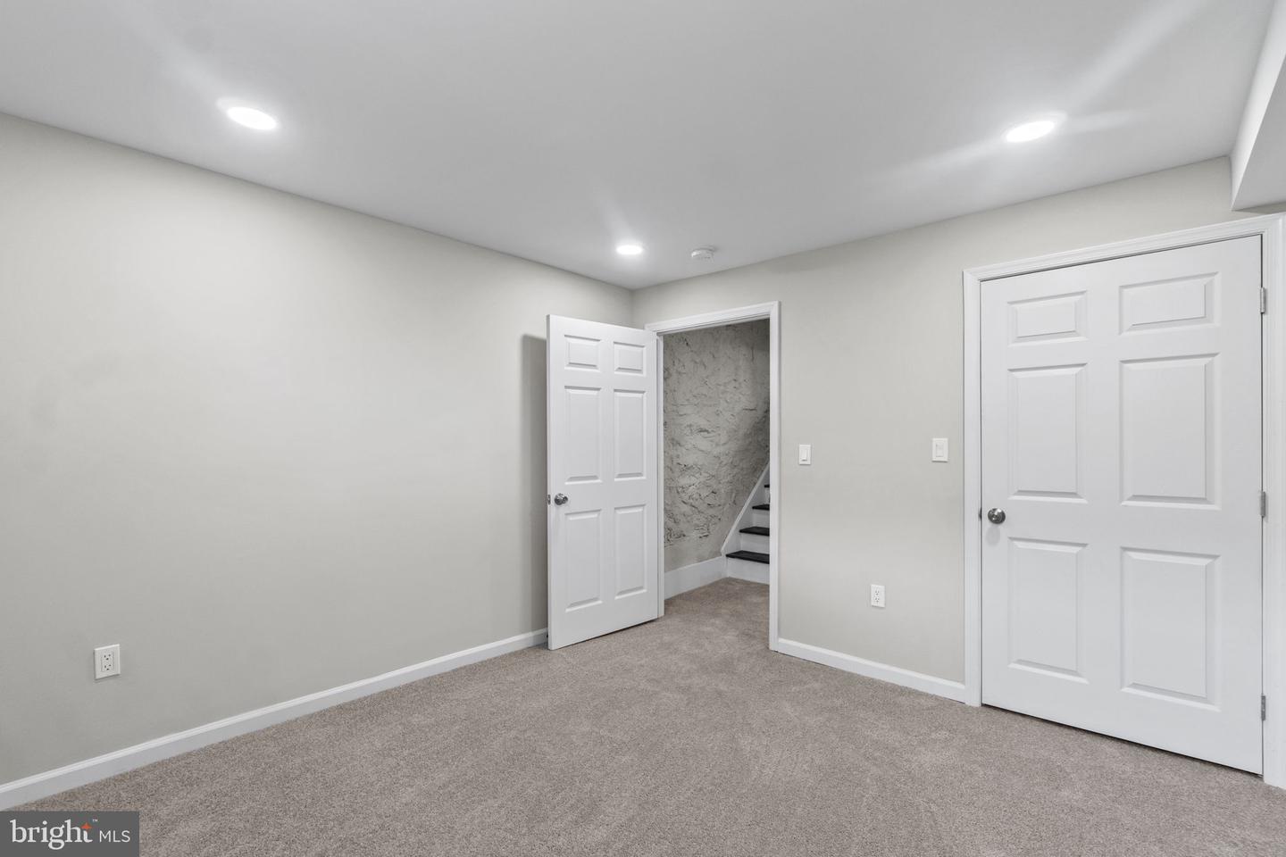 Photo 19 of 25 of 28 N East Ave townhome