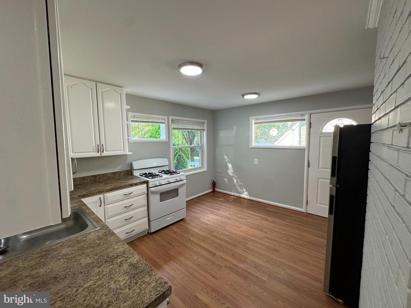 Photo 2 of 16 of 5910 Lemay Rd house