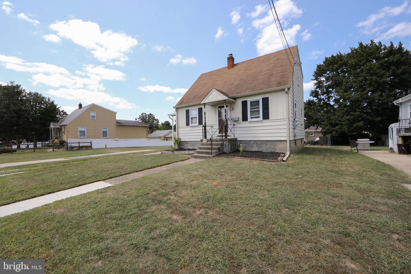Photo 3 of 35 of 209 4th St house