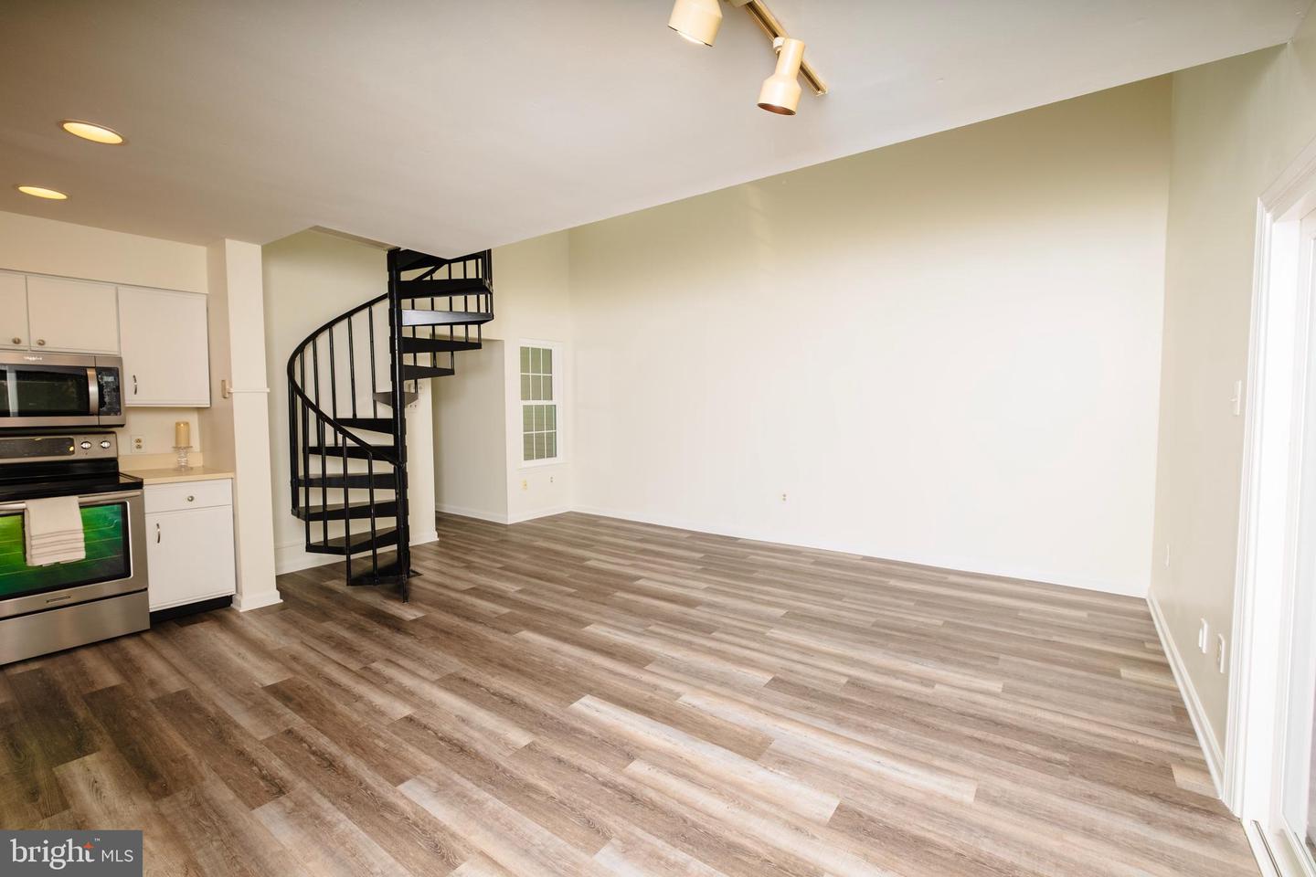 Photo 3 of 19 of 8 Sheffield Dr condo
