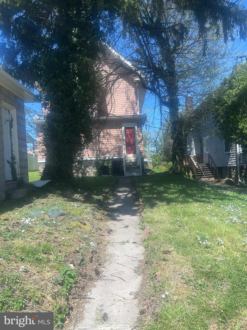 Photo 3 of 13 of 3403 Walbrook Ave house