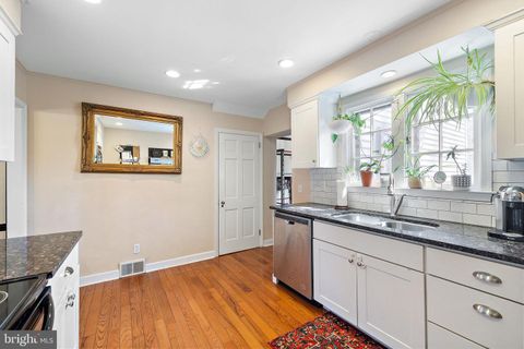 Single Family Residence in Wilmington DE 823 Woodsdale ROAD 9.jpg