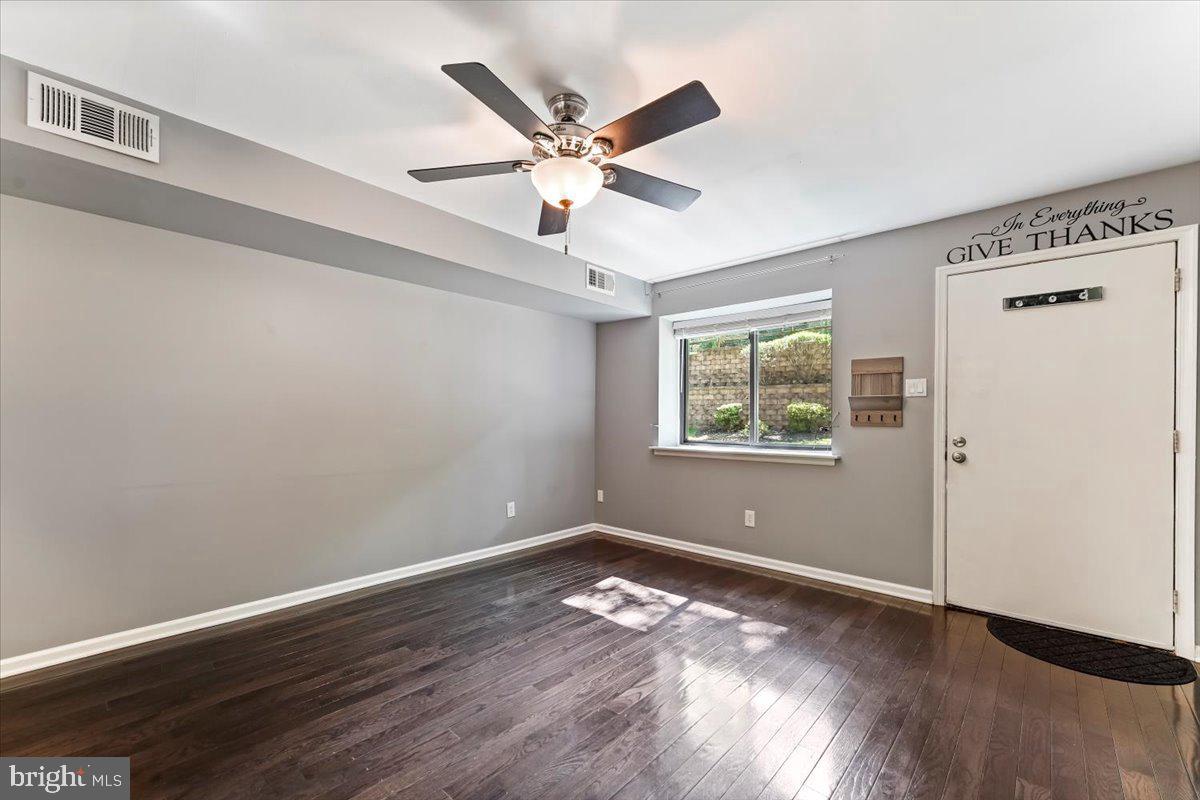 Photo 5 of 25 of 1209 Valley Dr townhome