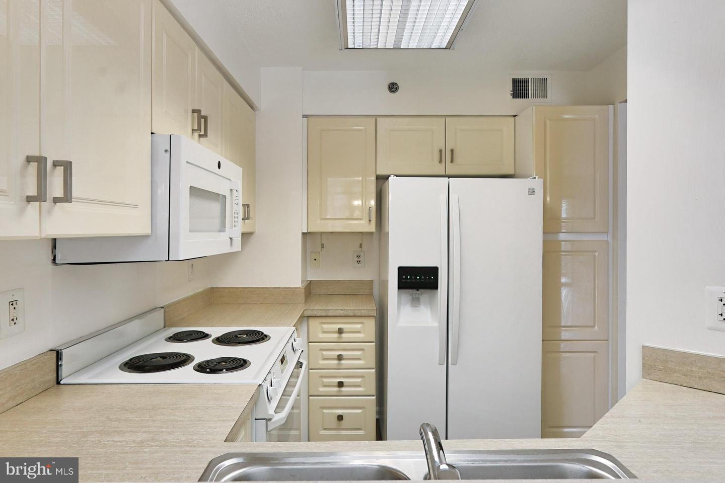 Photo 11 of 45 of 2121 Jamieson Ave #1208 condo