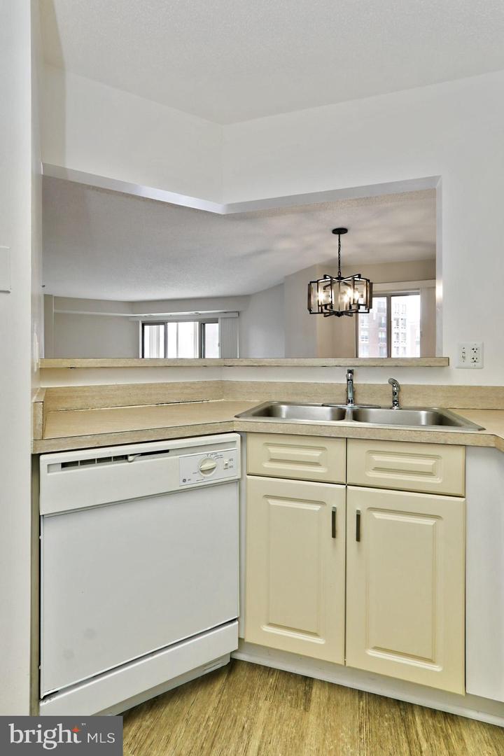 Photo 10 of 45 of 2121 Jamieson Ave #1208 condo