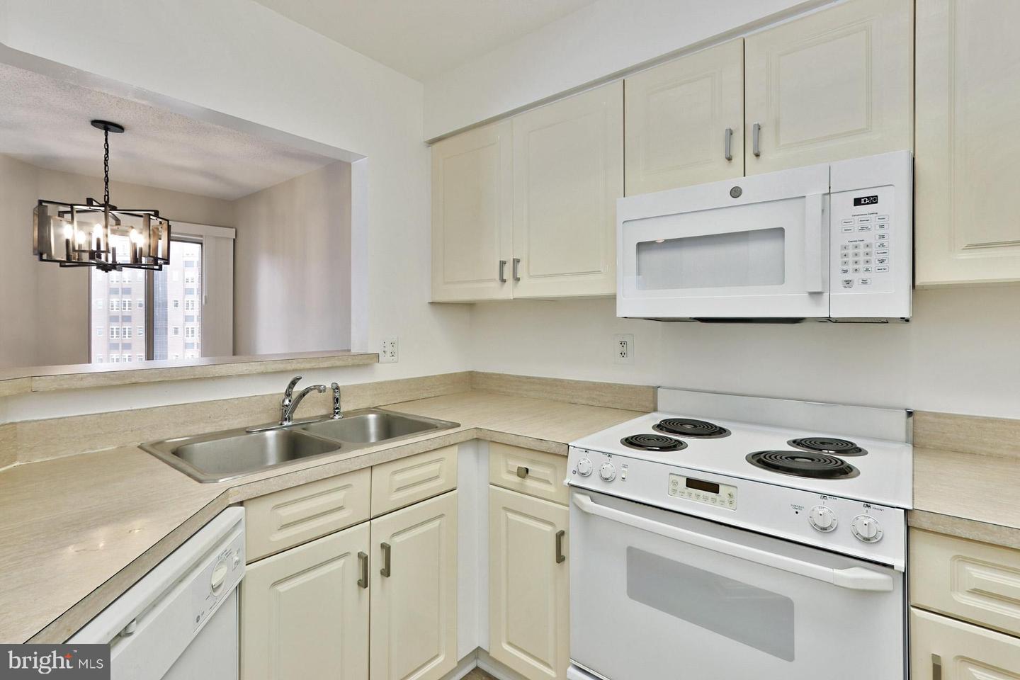 Photo 9 of 45 of 2121 Jamieson Ave #1208 condo