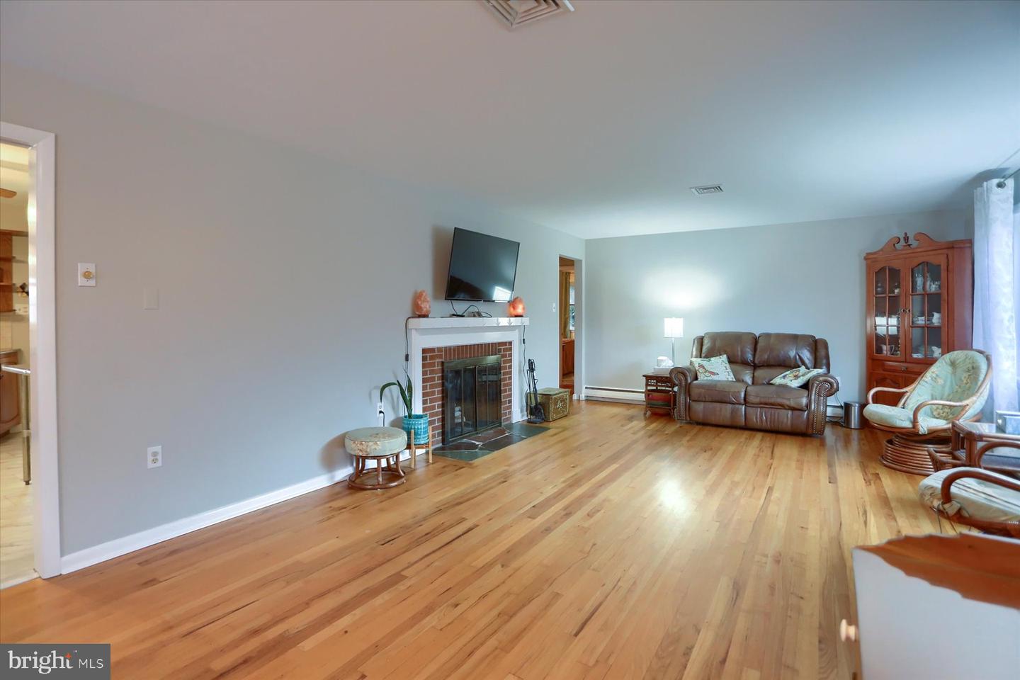 Photo 5 of 31 of 40 Center Dr house
